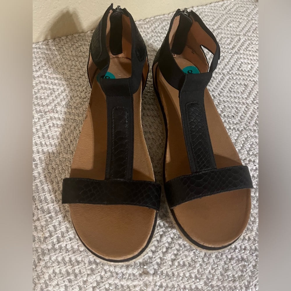 🛍️NWOT Adrienne Vittadini Wedge Sandal